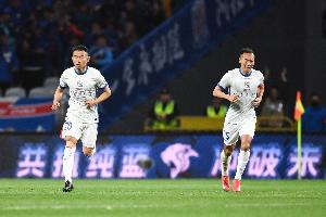 记者：申花搭乘的航班延误近3个小时，预报显示深圳有暴雨和大风
